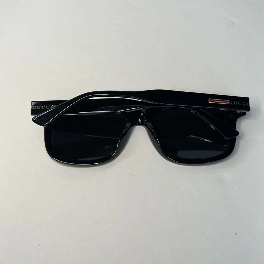 Authentic GUCCI GG0824S 005 square sunglass black frame with grey lenses